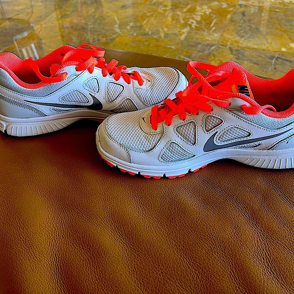 VTGExcellentConditionNike REVOLUTION Women8.ColorsCoral&White. HARDLY USED🌺🌼🌸 - Picture 2 of 8